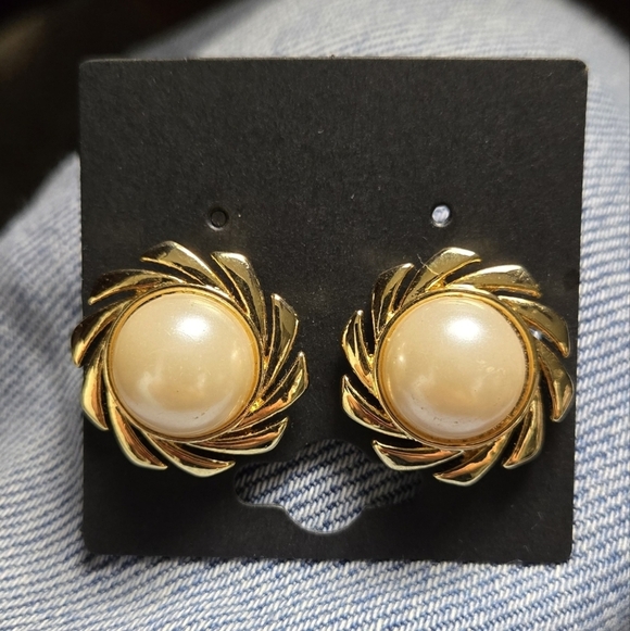 Vintage Gold Tone Fuax Pearl Earrings Clip On Earrings - Picture 9 of 16
